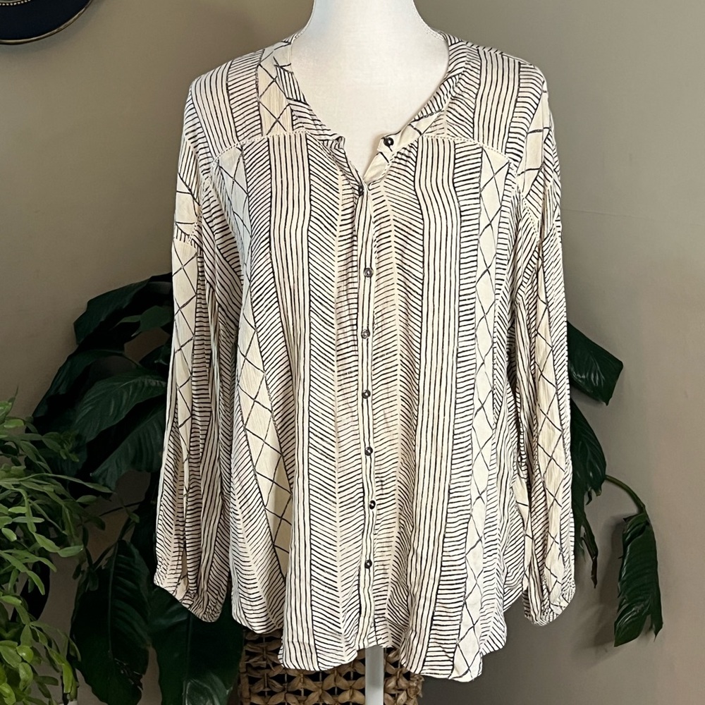Amuse Society 100% Viscose lightweight shirt. Size Large